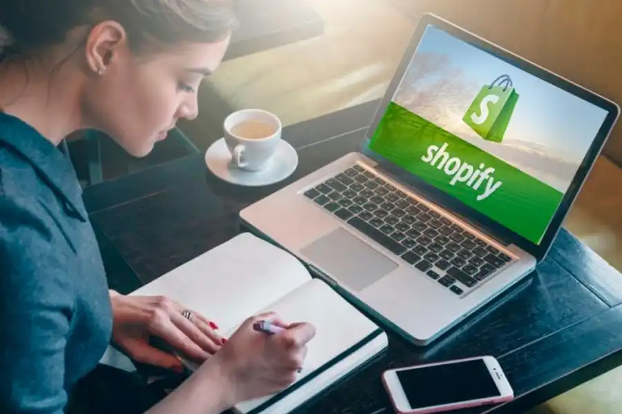 شاپیفای به صاحبان کسب‌وکارها امکان می‌دهد تا فروشگاه آنلاین خود را بدون کدنویسی و به‌شکلی حرفه‌ای راه‌اندازی کنند.