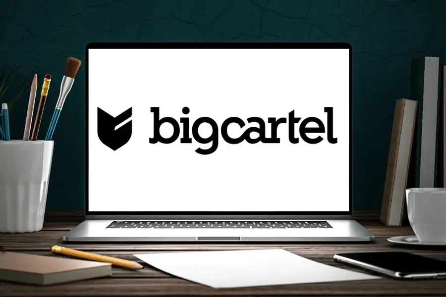 Big Cartel دارای یک طرح رایگان با امکانات محدود است، اما کاربران می‌توانند با پرداخت اشتراک ماهانه، از قابلیت‌های پیشرفته‌تر آن بهره‌مند شوند. 