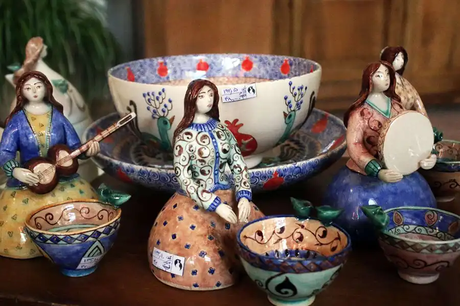 فروش اینترنتی صنایع دستی ایرانی به خارج از کشور، به توسعه کسب‌وکارهای محلی در سطح بین‌المللی کمک می‌کند. 