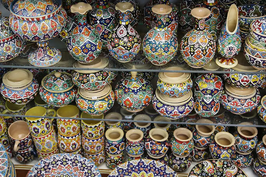 اگر عاشق هنر، اصالت و محصولات ریشه‌دار هستید، حوزه صنایع دستی می‌تواند هم درآمدزا و هم افتخارآفرین باشد. 